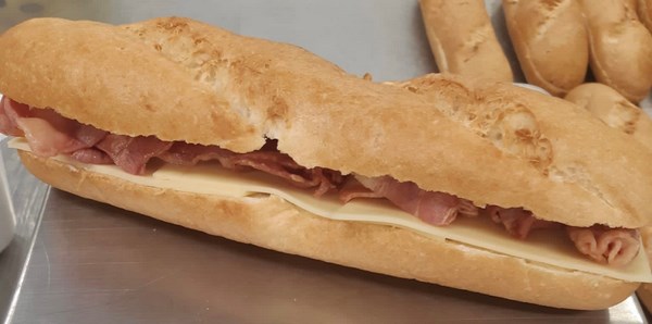 Bocadillo de bacon con queso Manacel